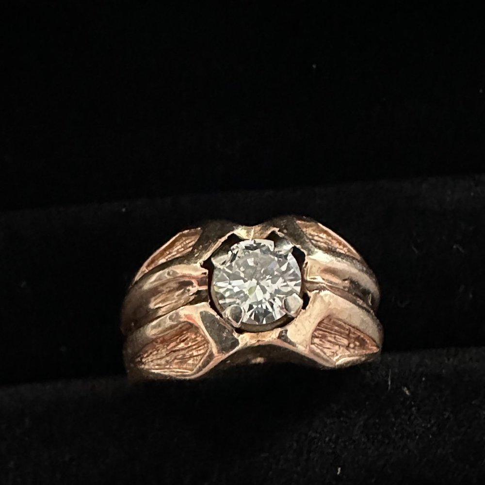 Gentleman's 12 karat yellow gold solitaire ring